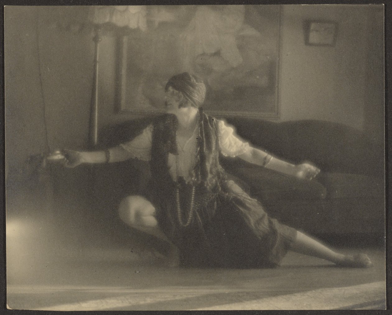 [Florence danst in de woonkamer] door Louis Fleckenstein
