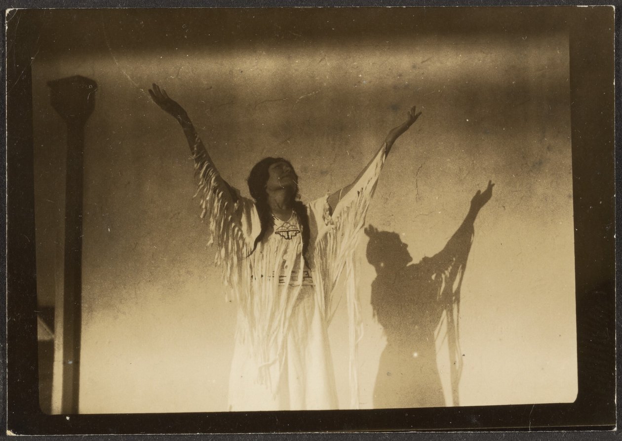[Florence danst in Indiaans kostuum]. door Louis Fleckenstein