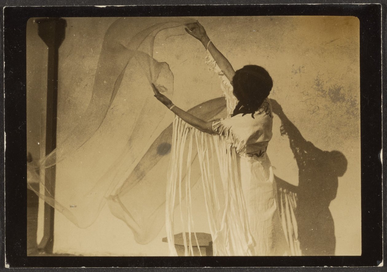 [Florence danst in indiaans kostuum] door Louis Fleckenstein
