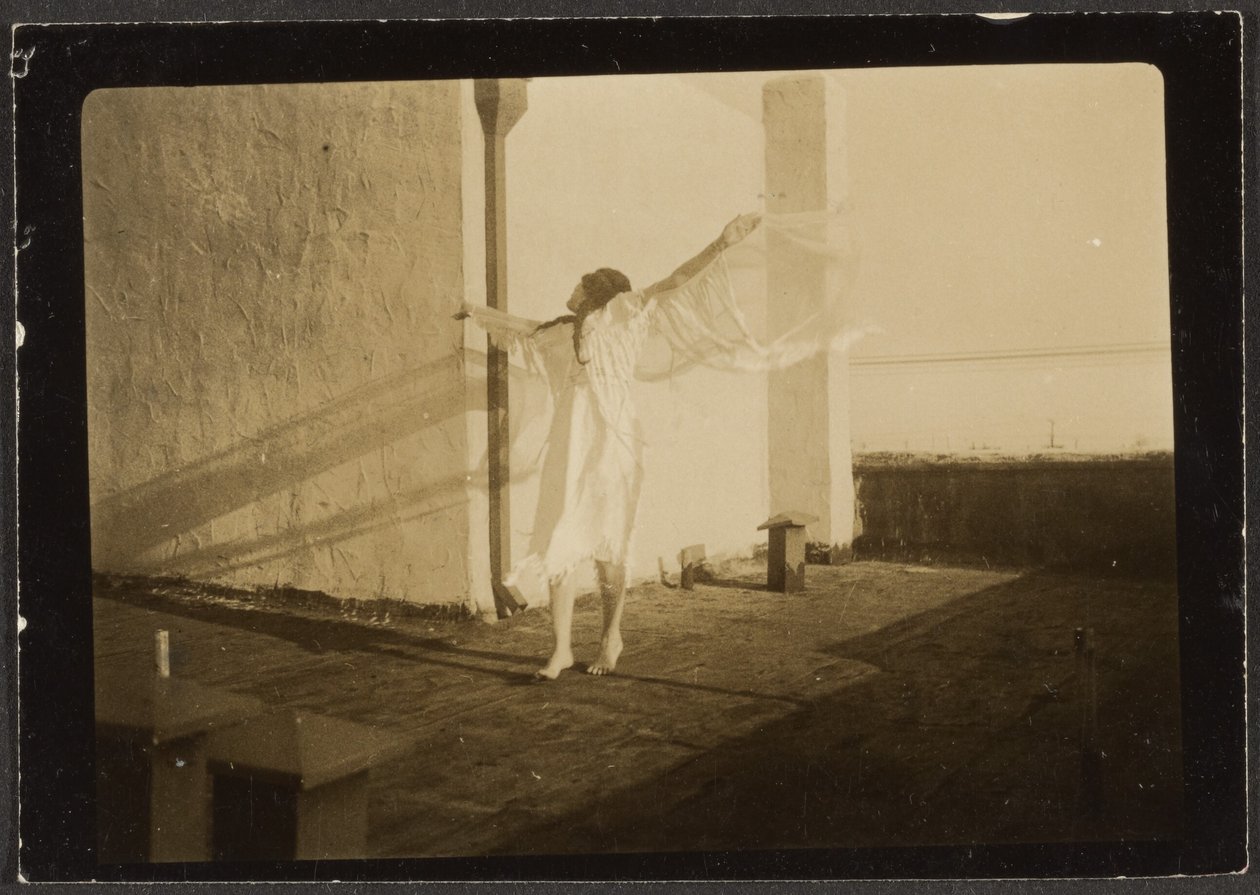 [Florence dansend in indiaans kostuum] door Louis Fleckenstein