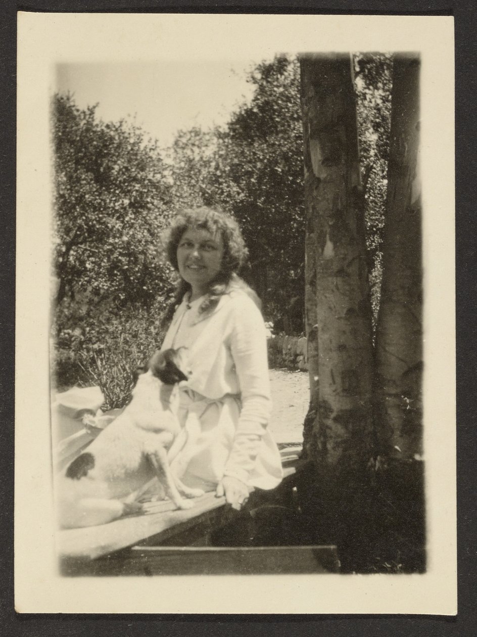 [Florence Zit met Hond]. door Louis Fleckenstein