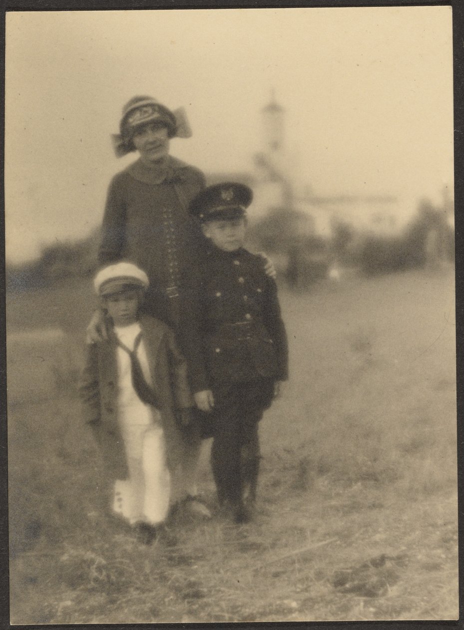 Florence en haar twee jongens in militaire uniformen door Louis Fleckenstein
