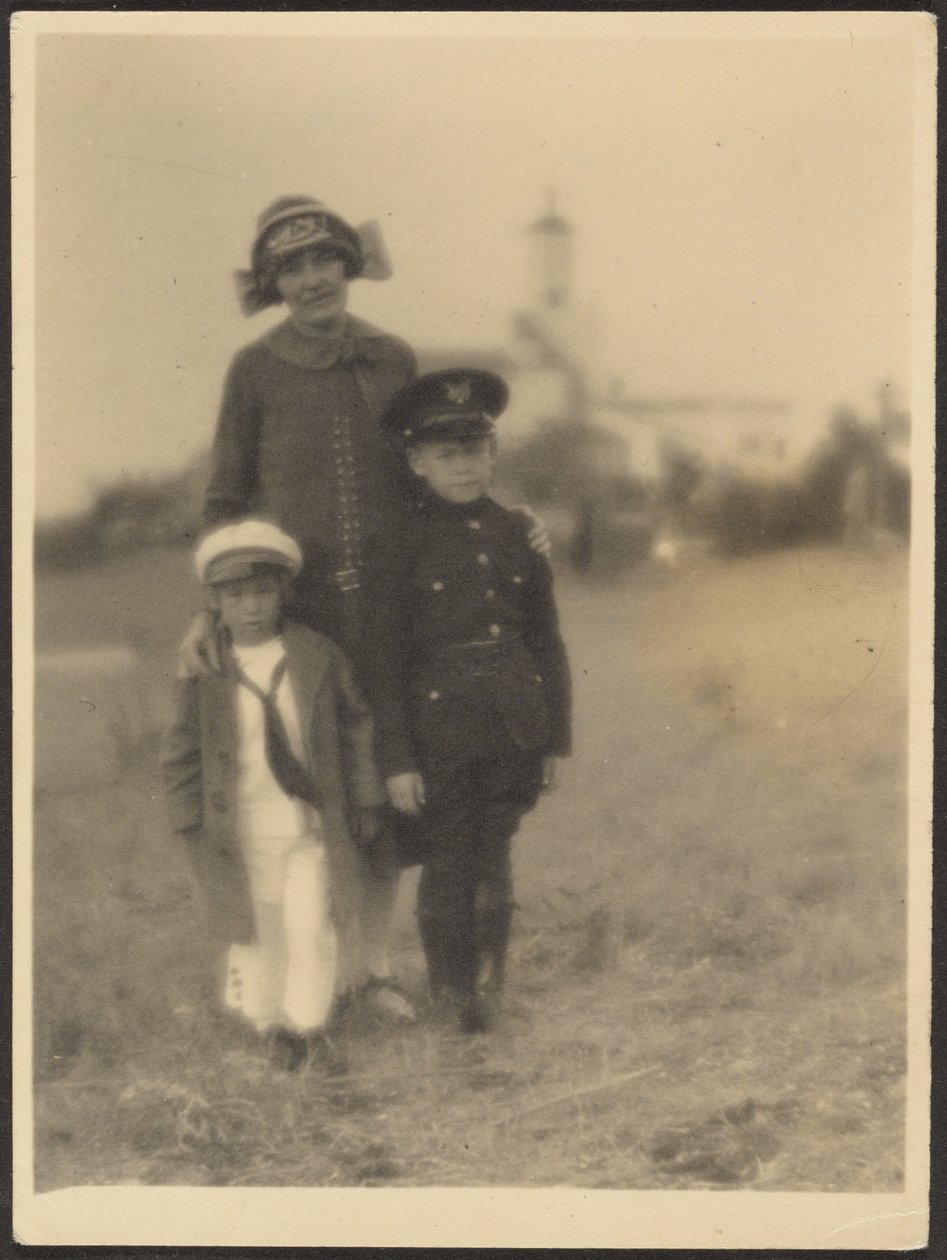 [Florence met haar twee jongens in militaire uniformen] door Louis Fleckenstein