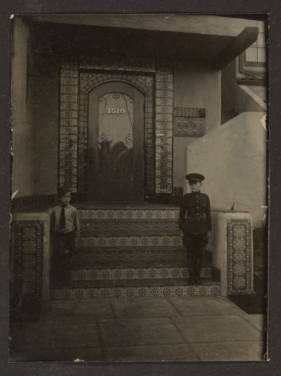 [De zonen van Florence buiten Fleckensteins studio in Long Beach] door Louis Fleckenstein