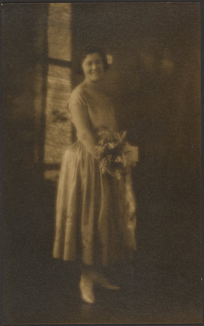 [Portret ten voeten uit van een vrouw die een boeket vasthoudt]. door Louis Fleckenstein