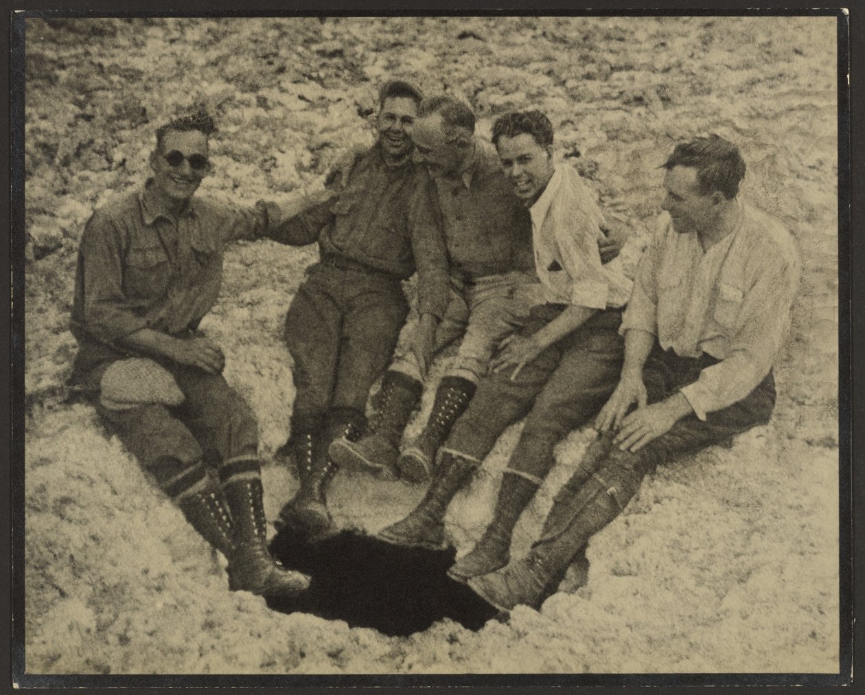 [Groepsfoto van zittende personen bij de ingang van een verticale grot, San Jacinto Peak] door Louis Fleckenstein
