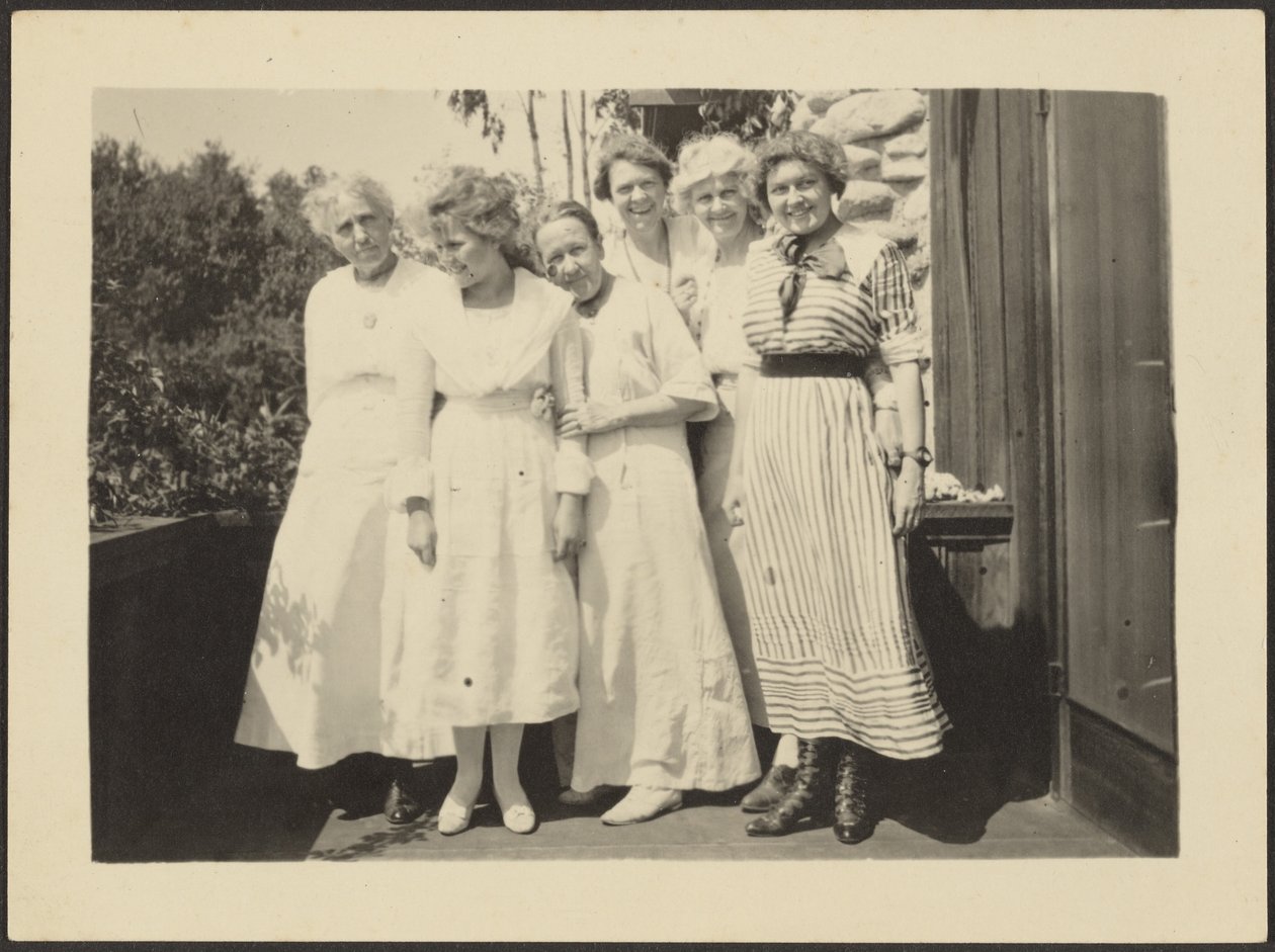 [Groep vrouwen op de veranda] door Louis Fleckenstein