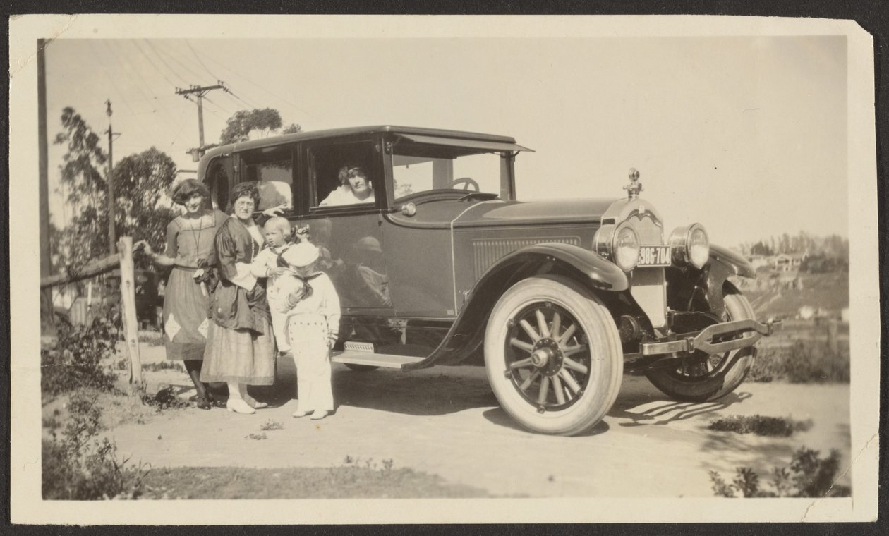 [Groep met auto] door Louis Fleckenstein