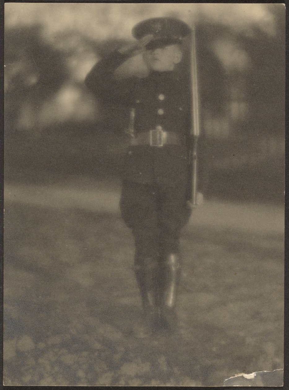 [Jongetje in Uniform]. door Louis Fleckenstein