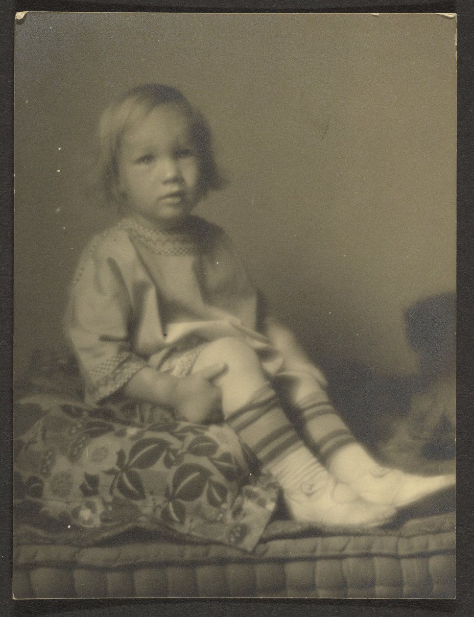 Meisje op een kussen door Louis Fleckenstein