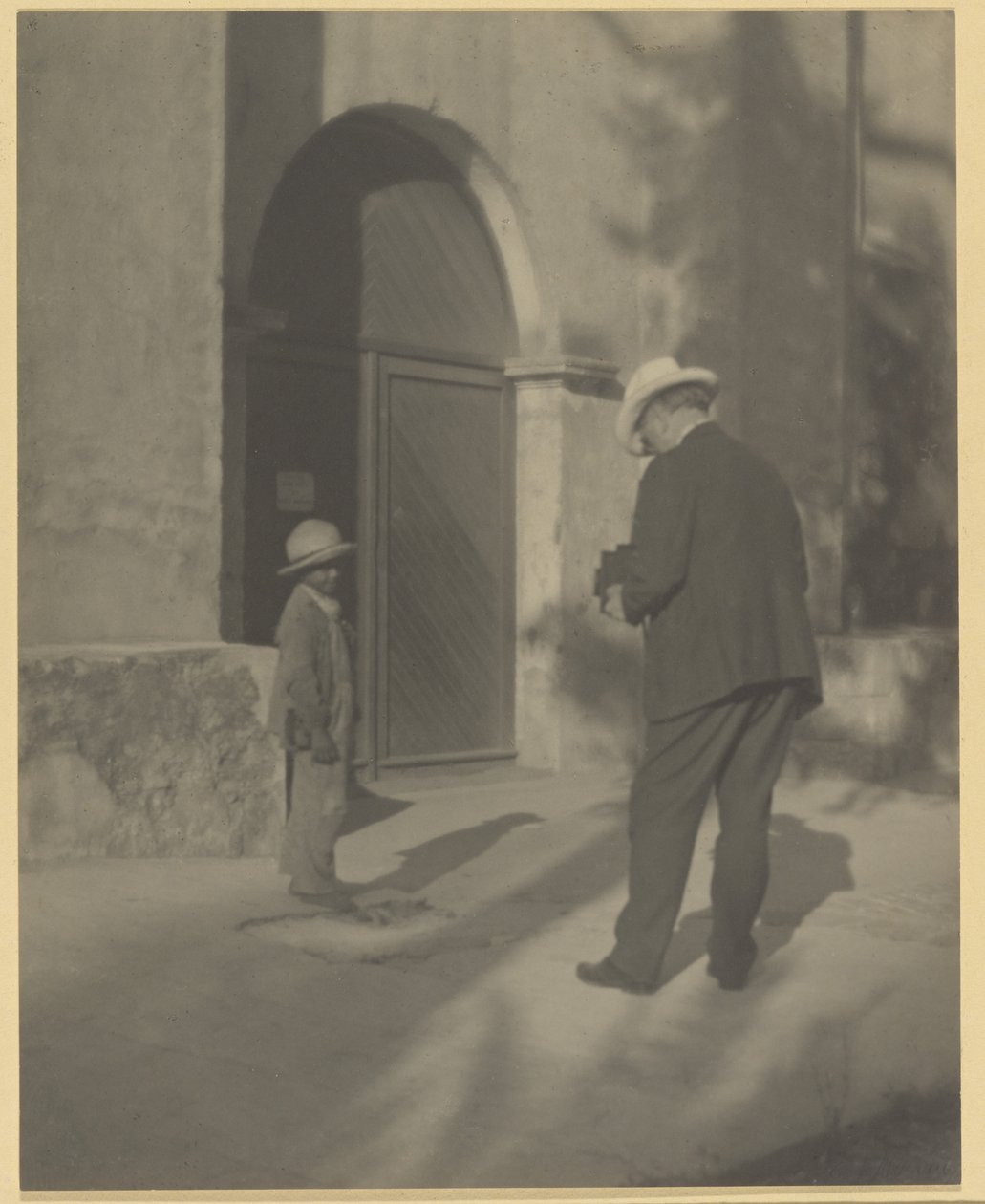 [Man die een arm kind fotografeert] door Louis Fleckenstein
