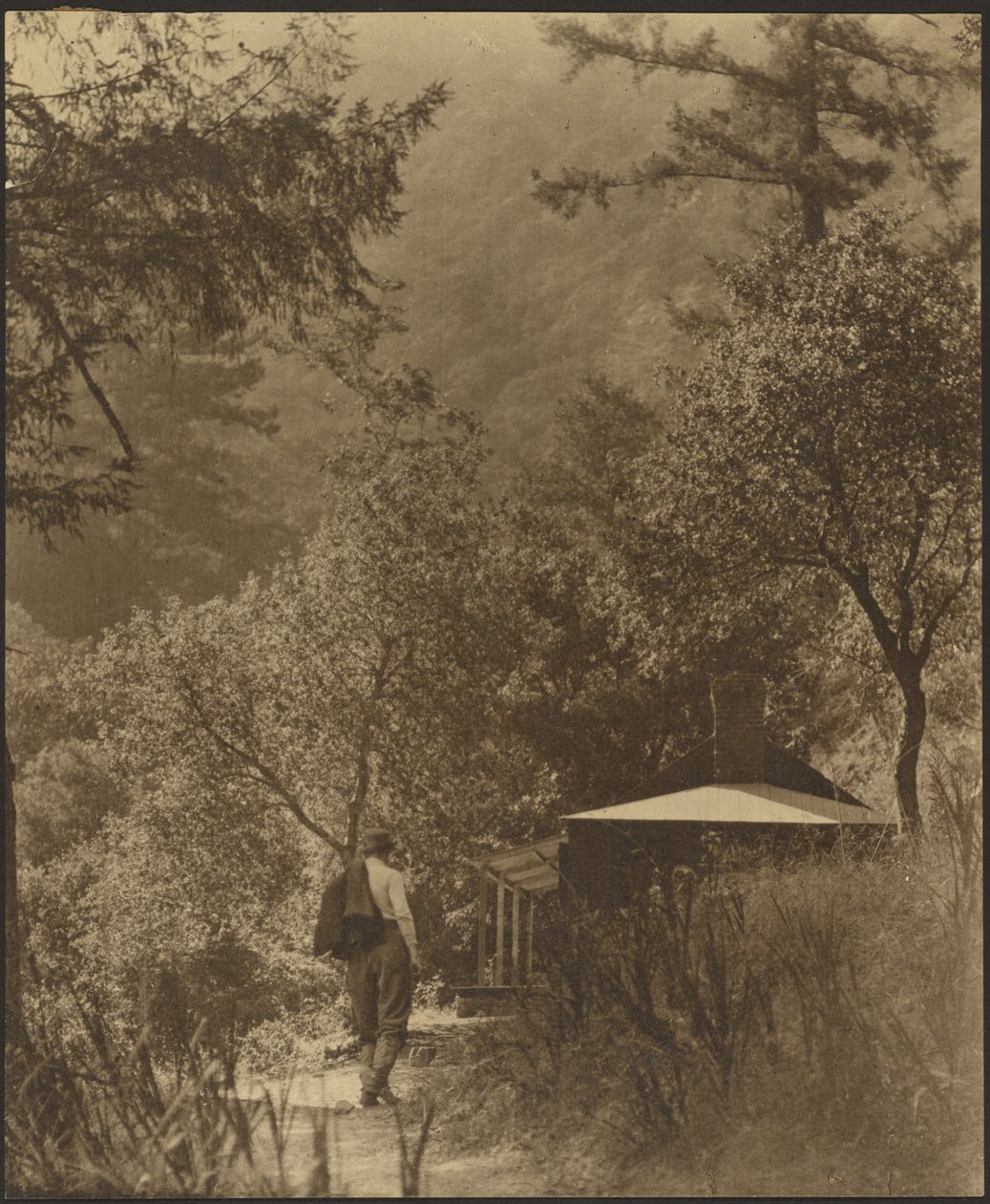 [Man op weg naar een cottage in het bos] door Louis Fleckenstein