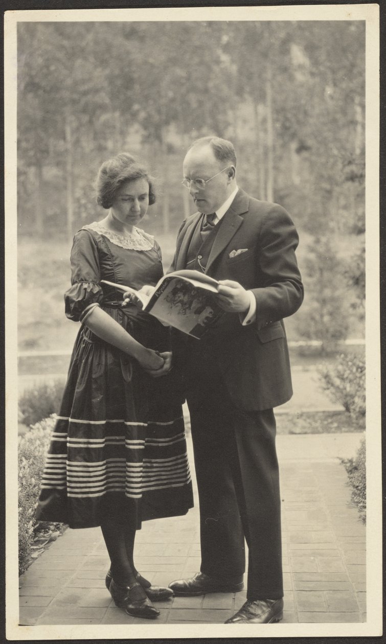 [Man en vrouw buiten staand met tijdschrift] door Louis Fleckenstein