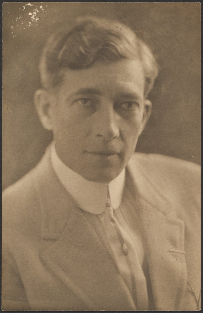 [Man in licht pak] door Louis Fleckenstein