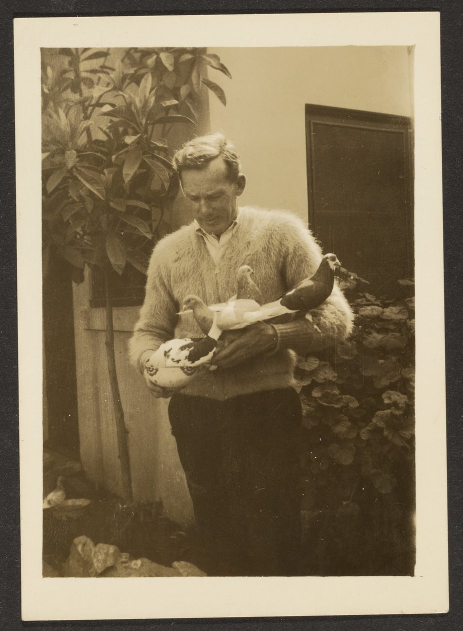 [Man met duiven]. door Louis Fleckenstein