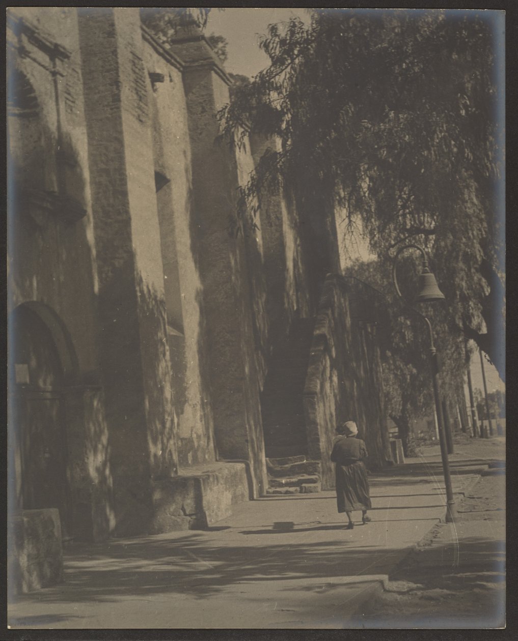 [Trottoir van de missie] door Louis Fleckenstein