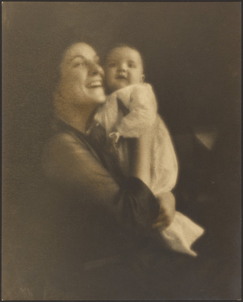 [Moeder en baby in witte jurk] door Louis Fleckenstein