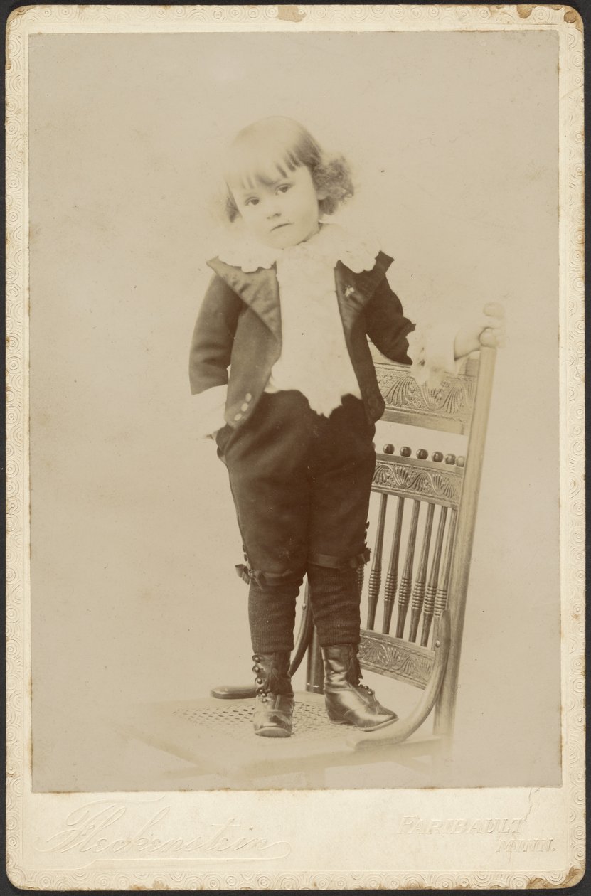 [Portret van kind op stoel]. door Louis Fleckenstein