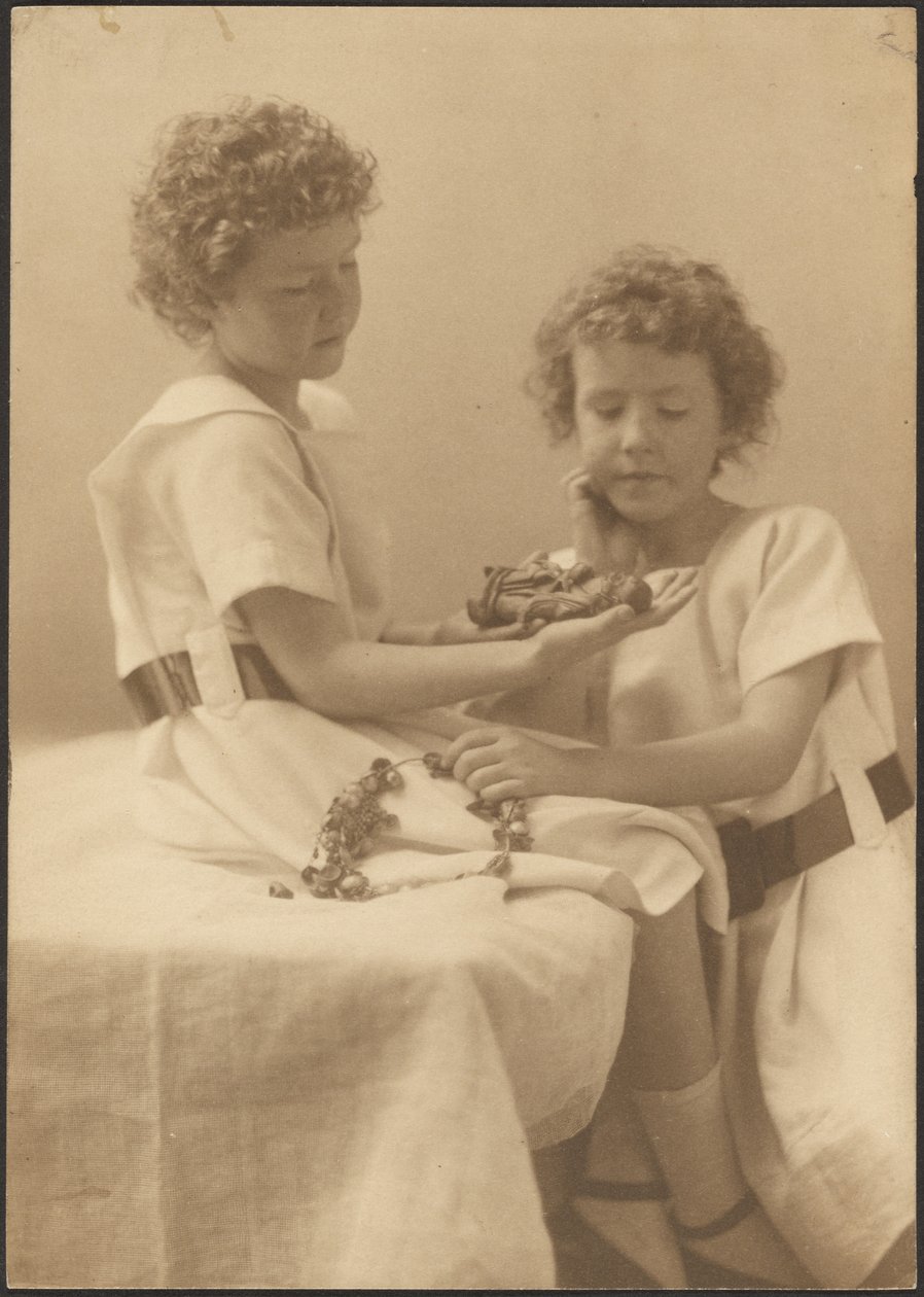 Portret van twee zussen die een beeld en een krans vasthouden door Louis Fleckenstein