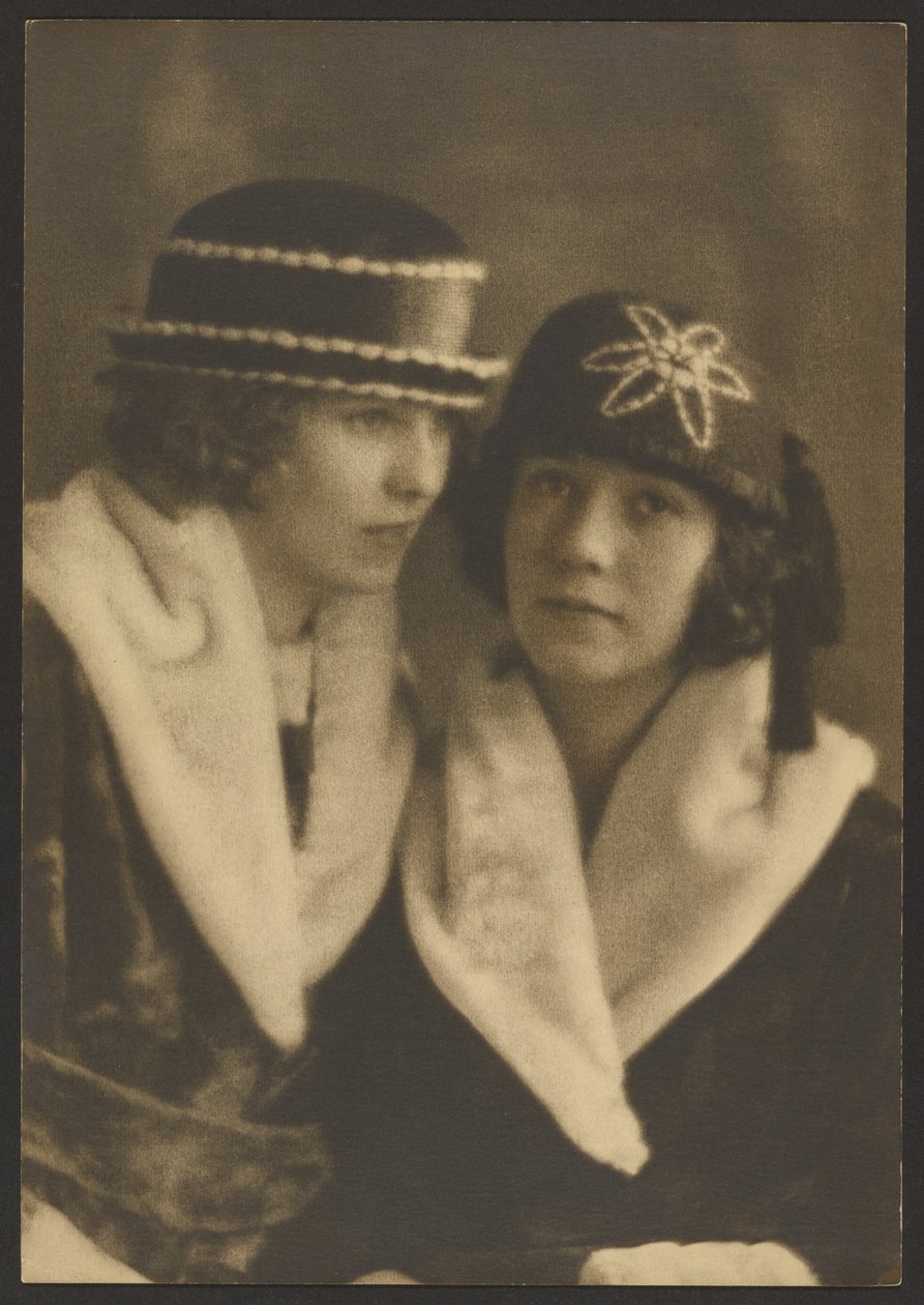 [Portret van twee vrouwen met hoeden met witte biezen] door Louis Fleckenstein
