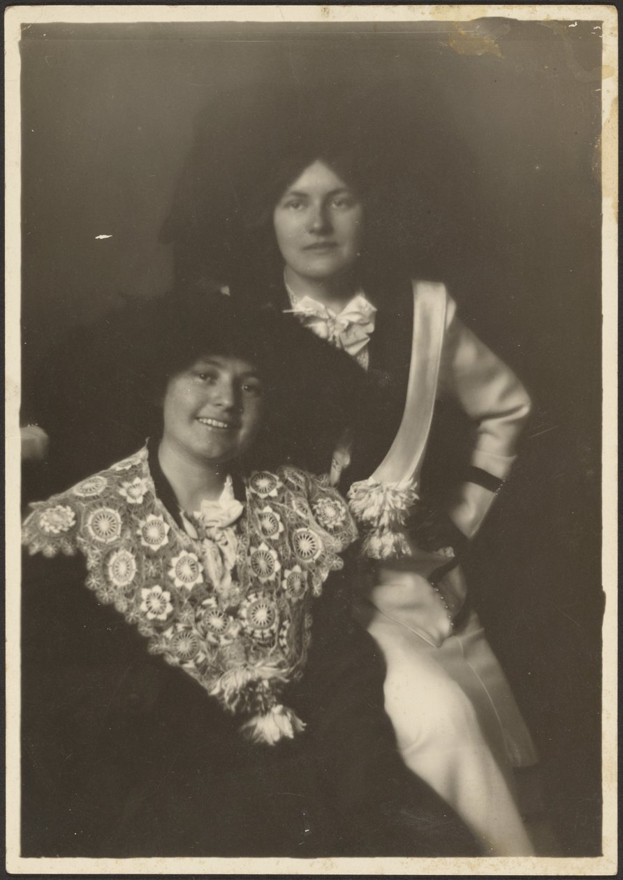 [Portret van twee vrouwen in sierlijke kleding] door Louis Fleckenstein