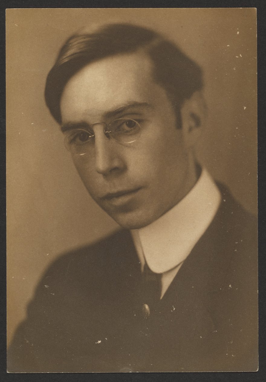 [Portret van een jonge man met een pince-nez] door Louis Fleckenstein