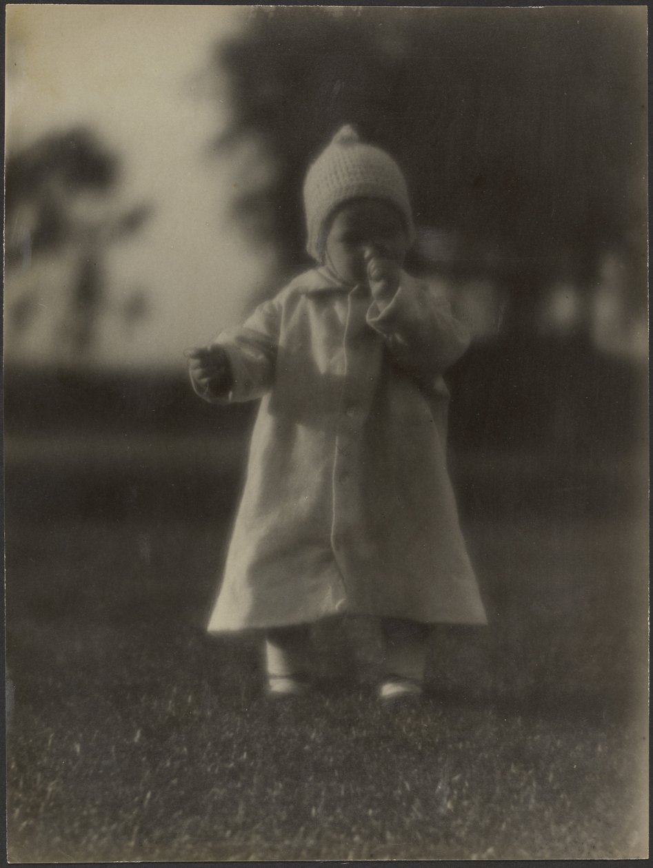[Portret van een baby in een jasje] door Louis Fleckenstein