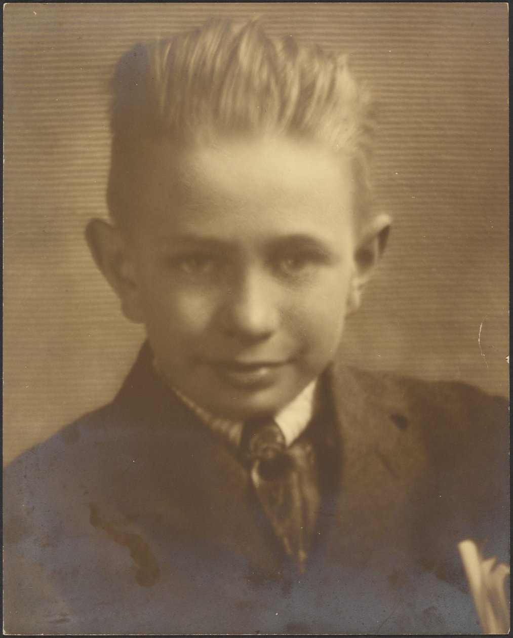 [Portret van een jongen voor een gestreept scherm] door Louis Fleckenstein