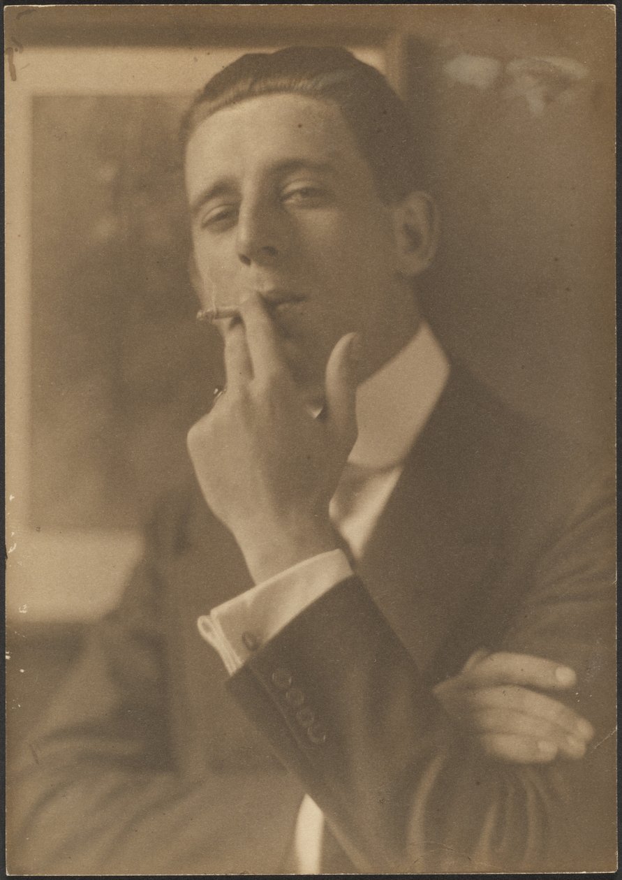 [Portret van een man die een sigaret rookt] door Louis Fleckenstein