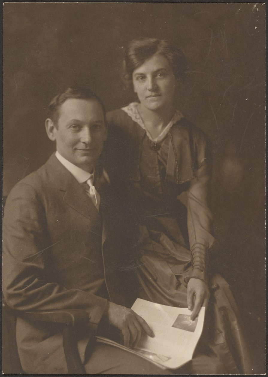 [Portret van een man en een vrouw met een tijdschrift] door Louis Fleckenstein
