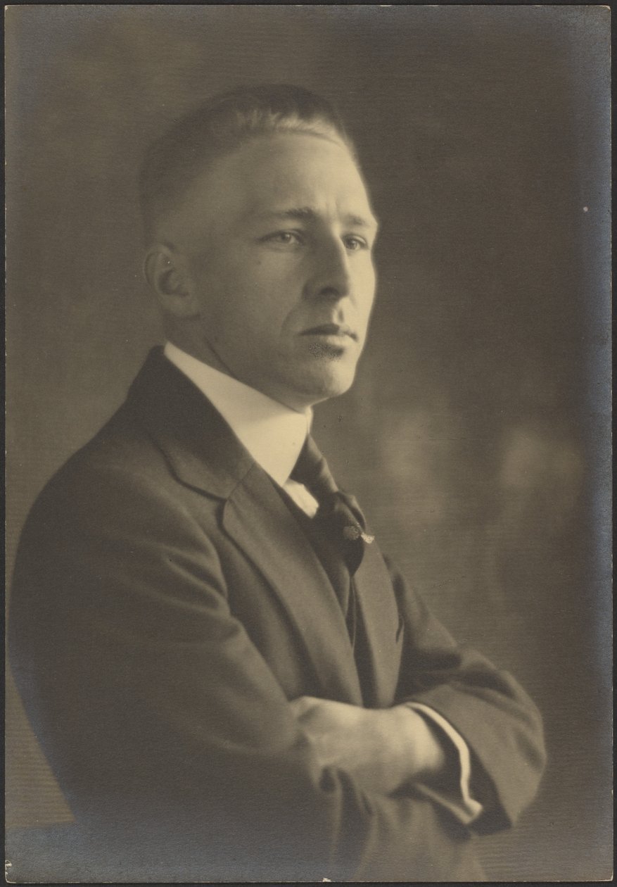 [Portret van een man met gekruiste armen]. door Louis Fleckenstein