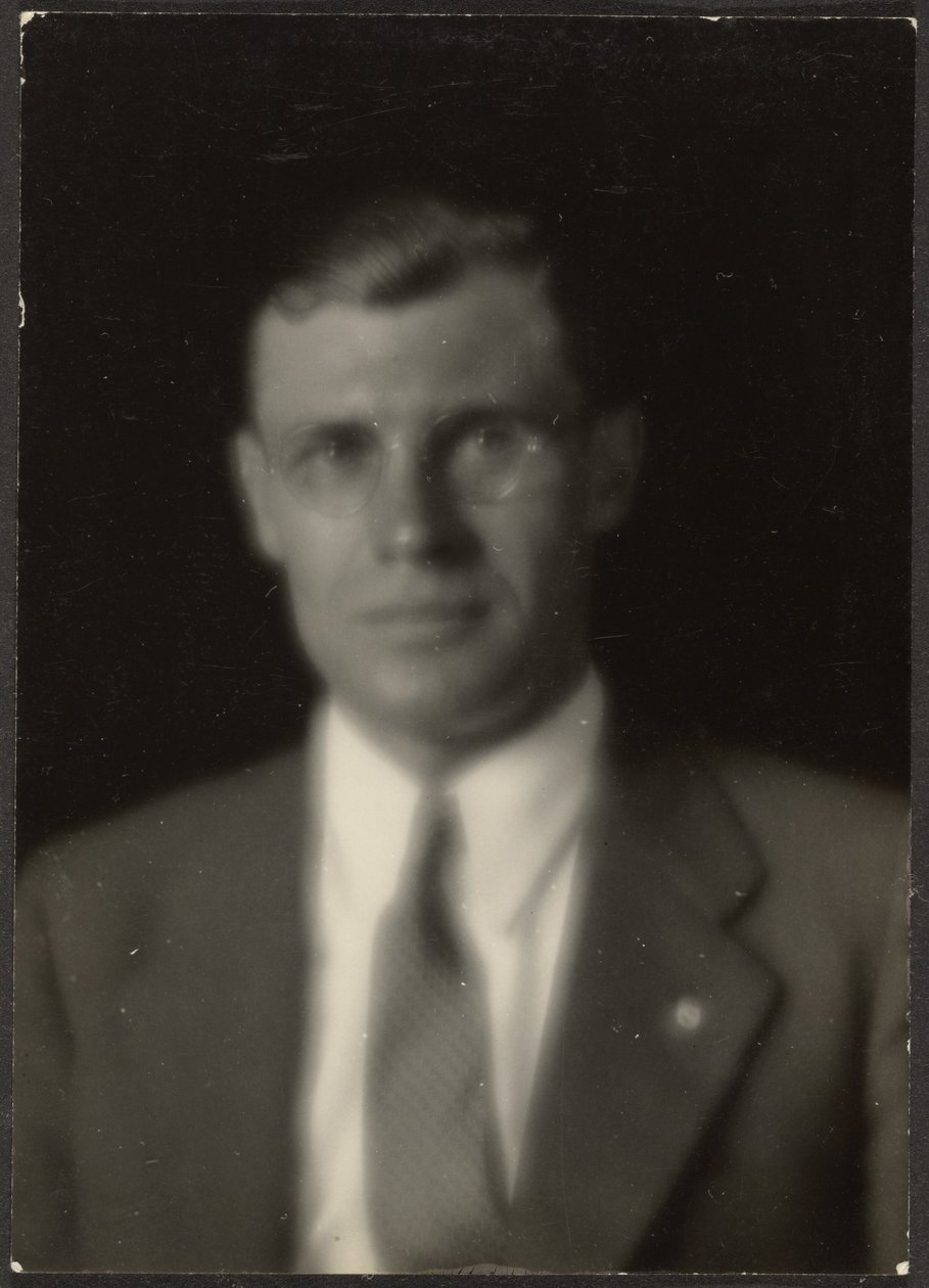 [Portret van een man met bril en reversspeld] door Louis Fleckenstein