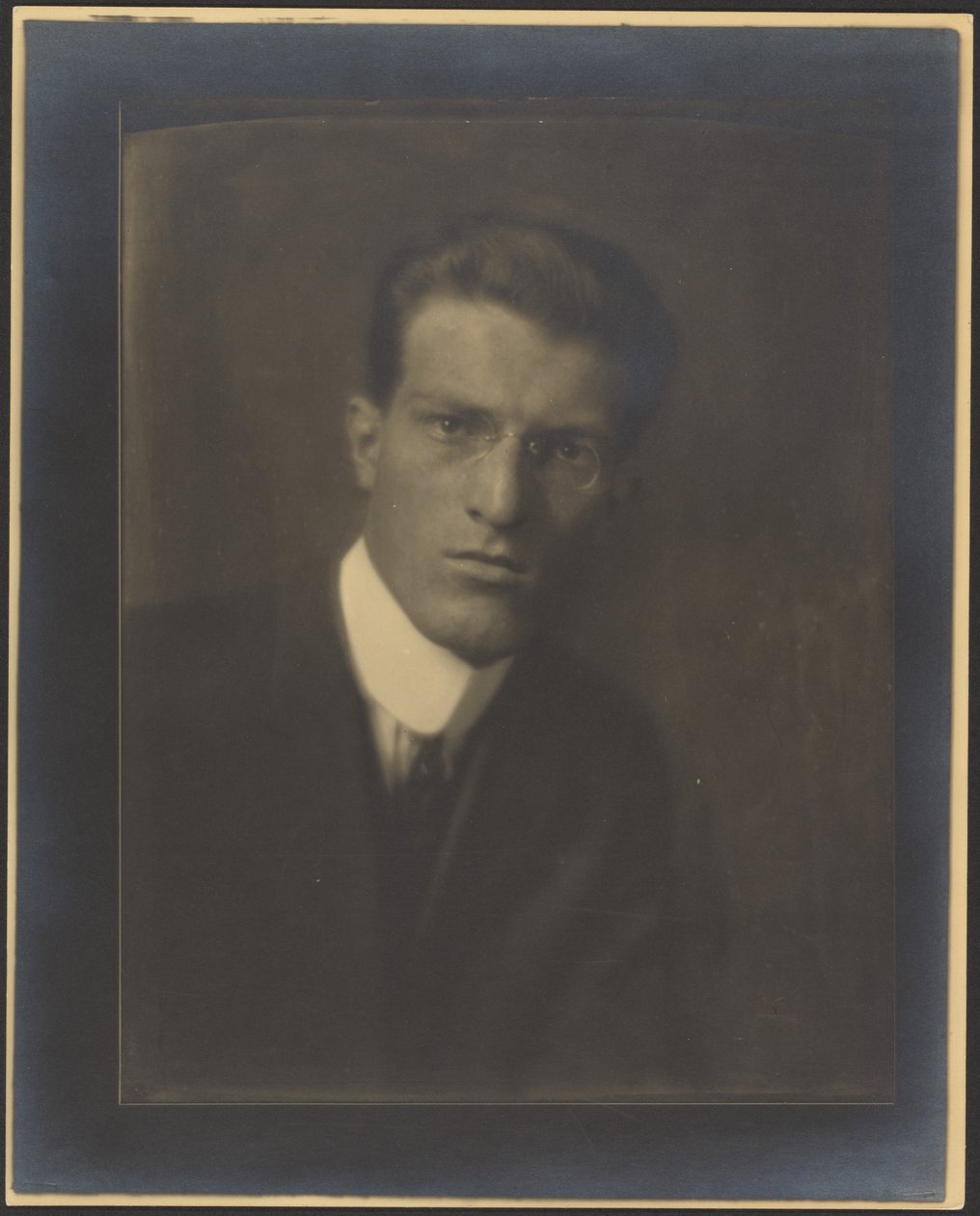 [Portret van een man met hoge kraag] door Louis Fleckenstein