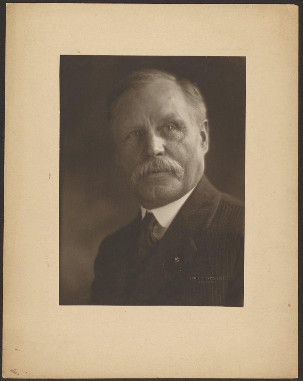 [Portret van een man met een metalen reversspeld] door Louis Fleckenstein