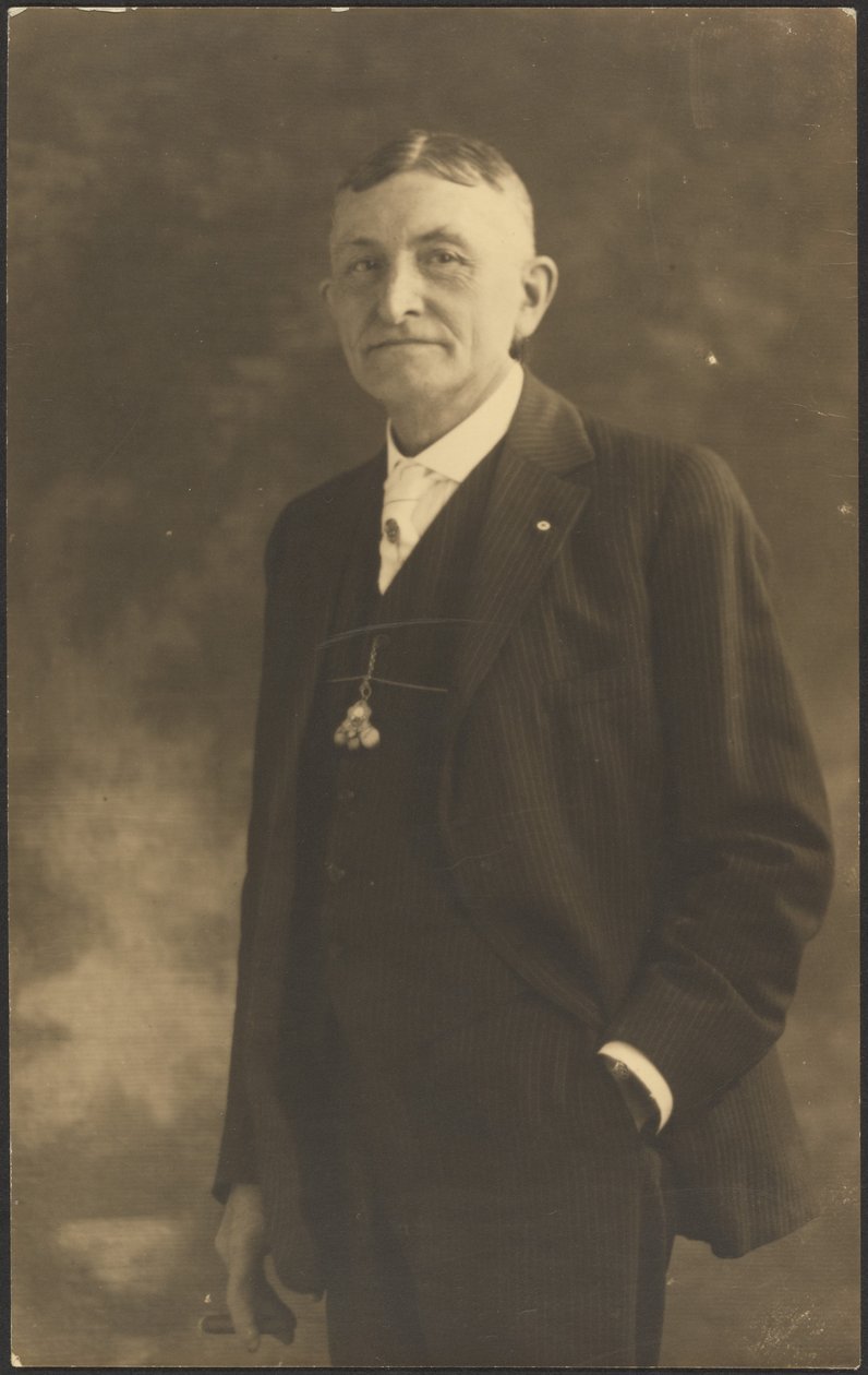 [Portret van een man met een sierlijke horlogehanger]. door Louis Fleckenstein