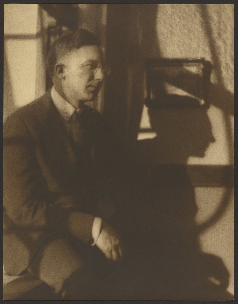 [Portret van een man met schaduwen] door Louis Fleckenstein
