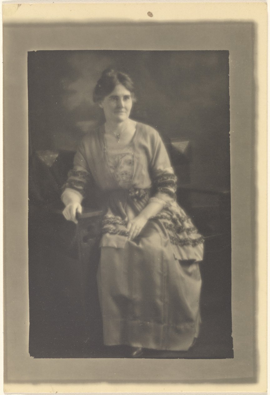 [Portret van een zittende vrouw in jurk met lintaccenten]. door Louis Fleckenstein