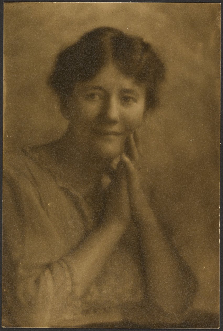 [Portret van een vrouw die haar handen voor haar gezicht houdt]. door Louis Fleckenstein
