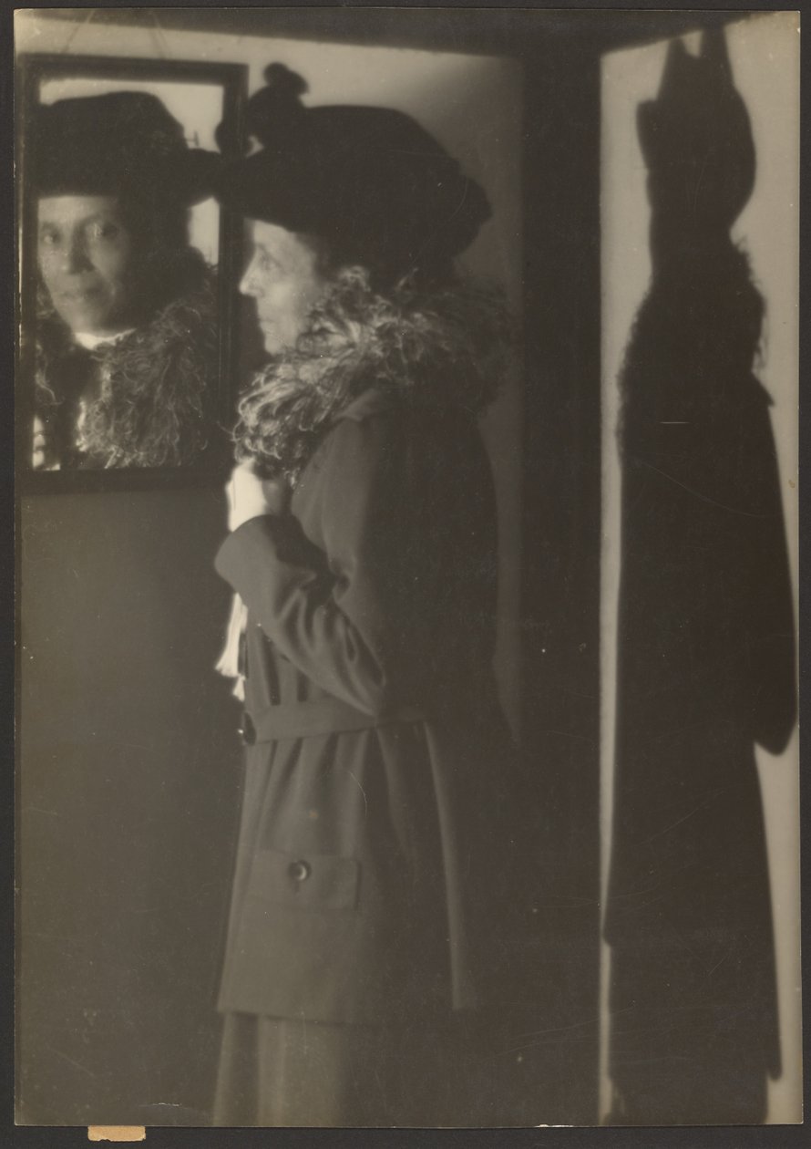 [Portret van een vrouw, haar spiegelbeeld en schaduw]. door Louis Fleckenstein