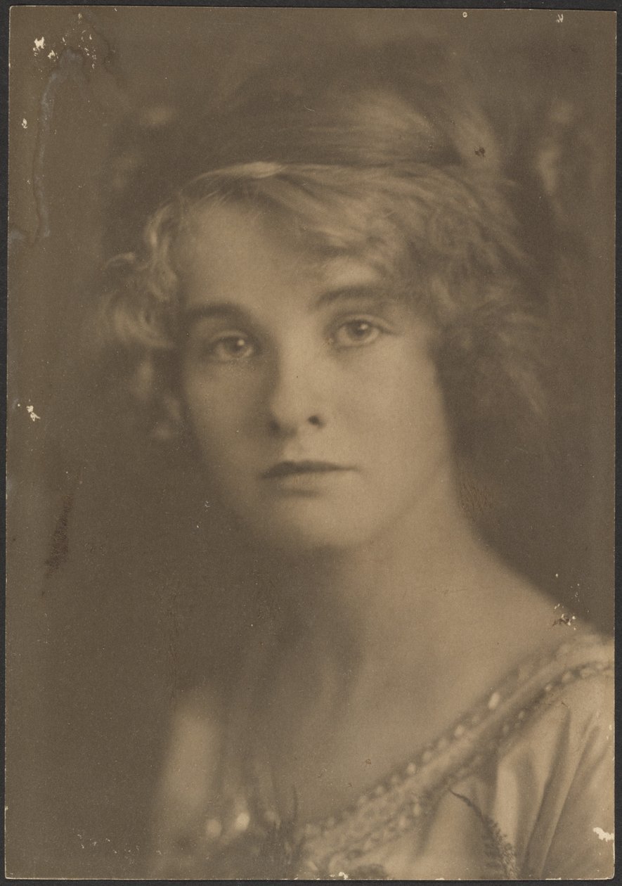 [Portret van een vrouw met een boeket en een varen] door Louis Fleckenstein