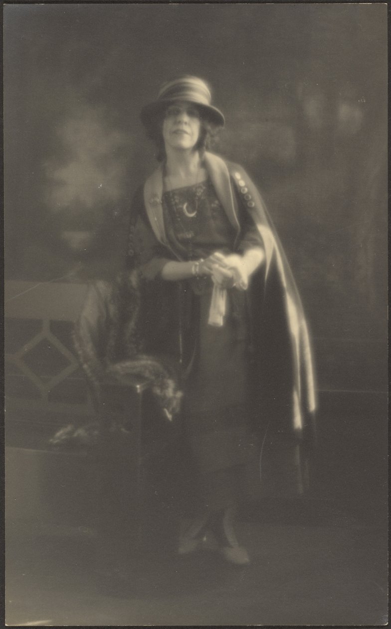 [Portret van een vrouw leunend op een bank]. door Louis Fleckenstein
