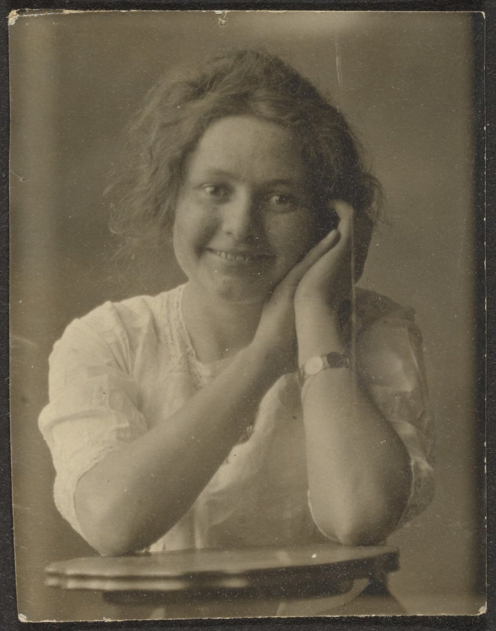 [Portret van een vrouw die op een tafel leunt] door Louis Fleckenstein