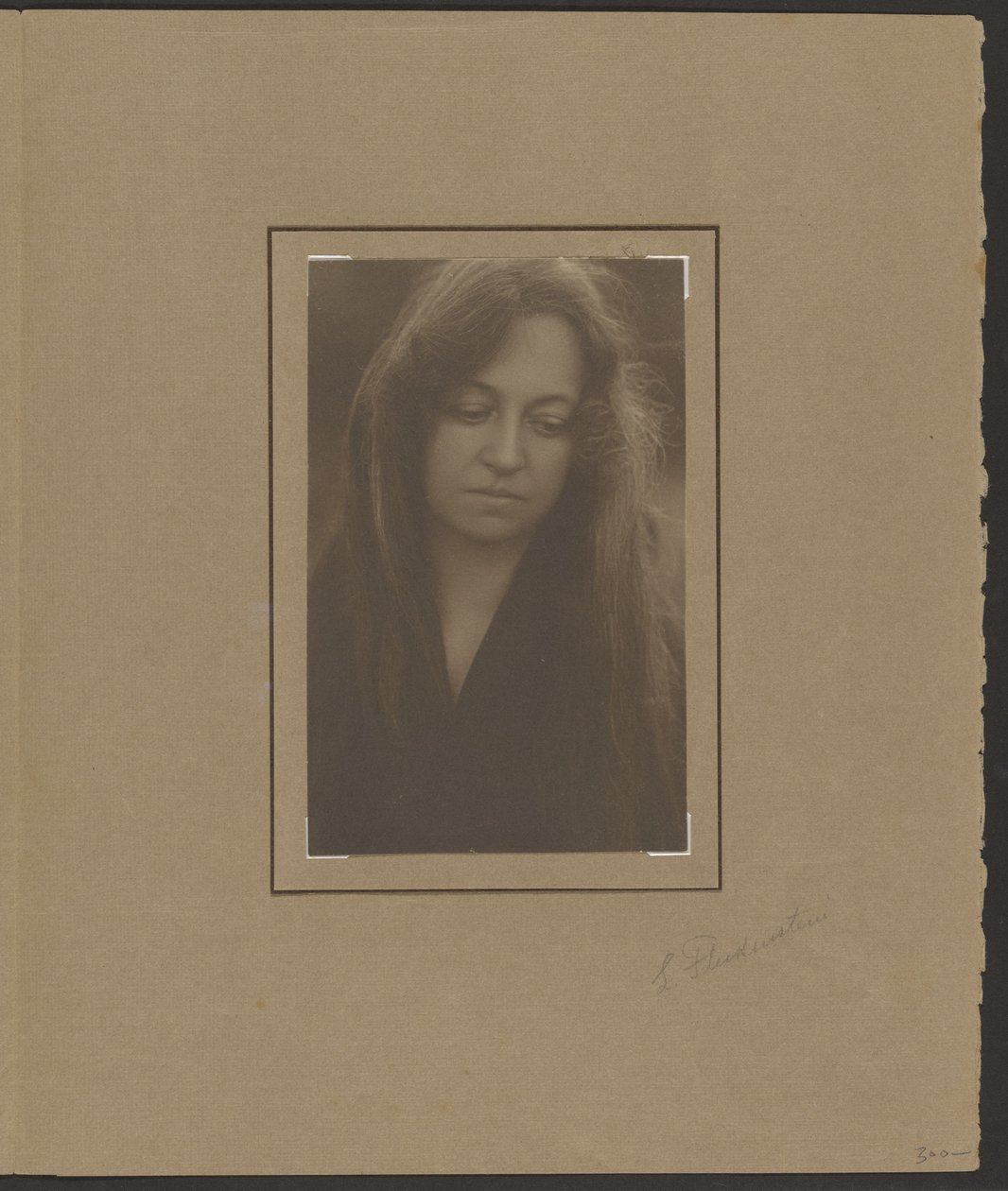 [Portret van een vrouw die naar beneden kijkt] door Louis Fleckenstein