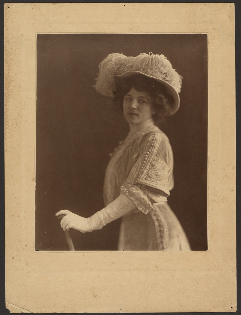 [Portret van een vrouw met paraplu]. door Louis Fleckenstein