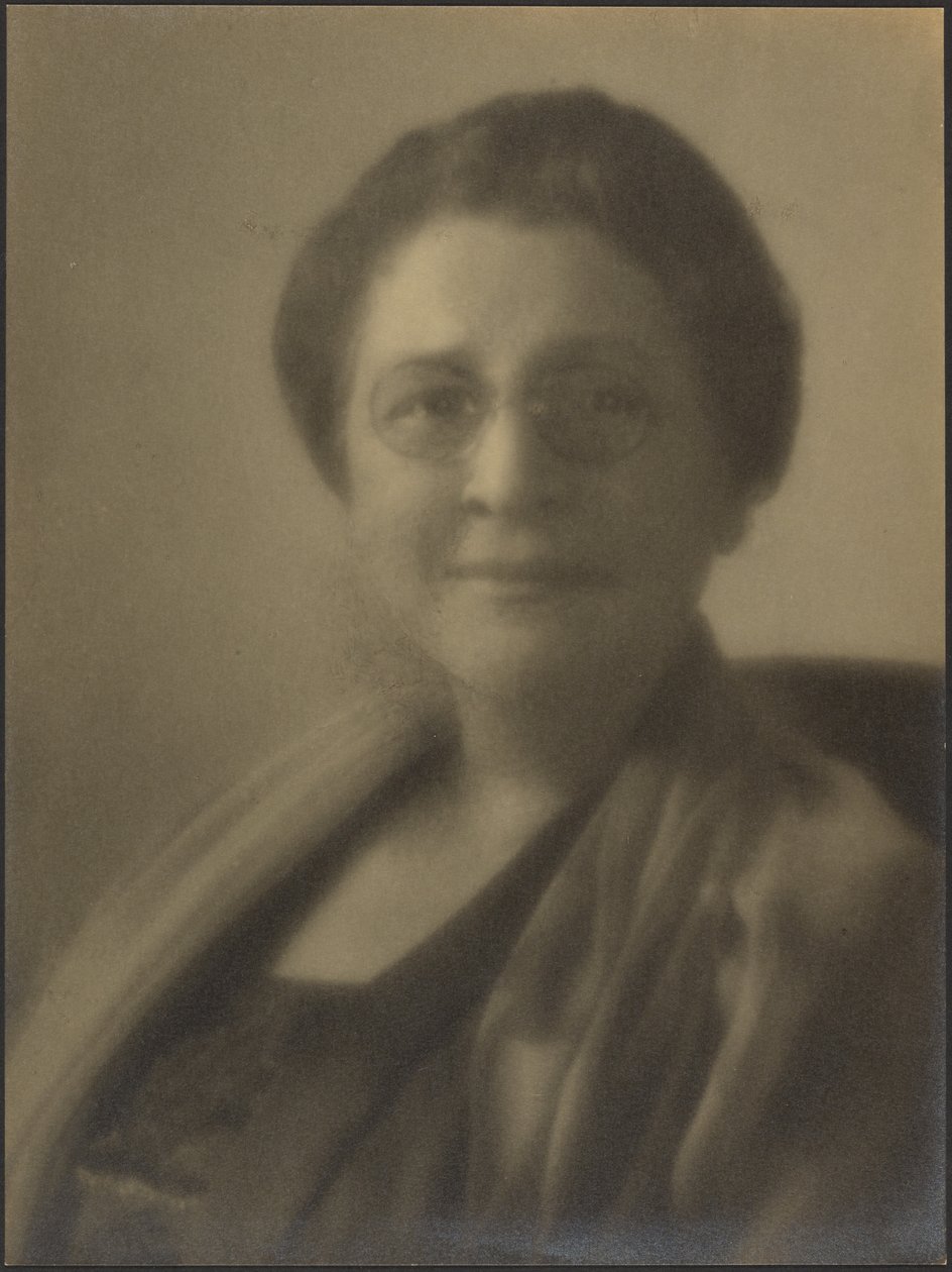 Portret van een vrouw met bril door Louis Fleckenstein