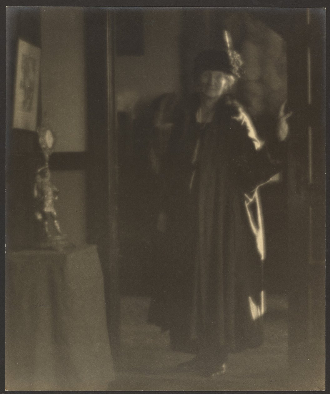 [Portret van een vrouw in de deuropening]. door Louis Fleckenstein