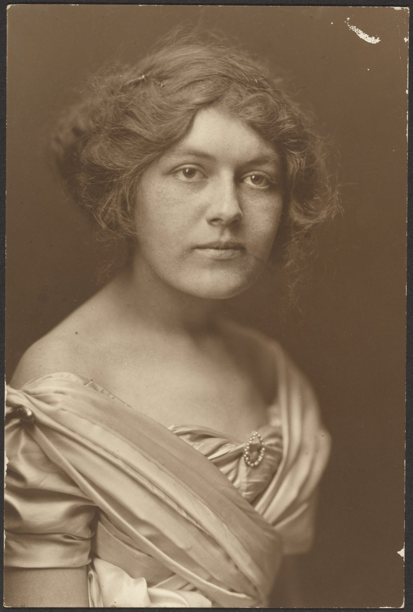 [Portret van een vrouw in formele kleding]. door Louis Fleckenstein