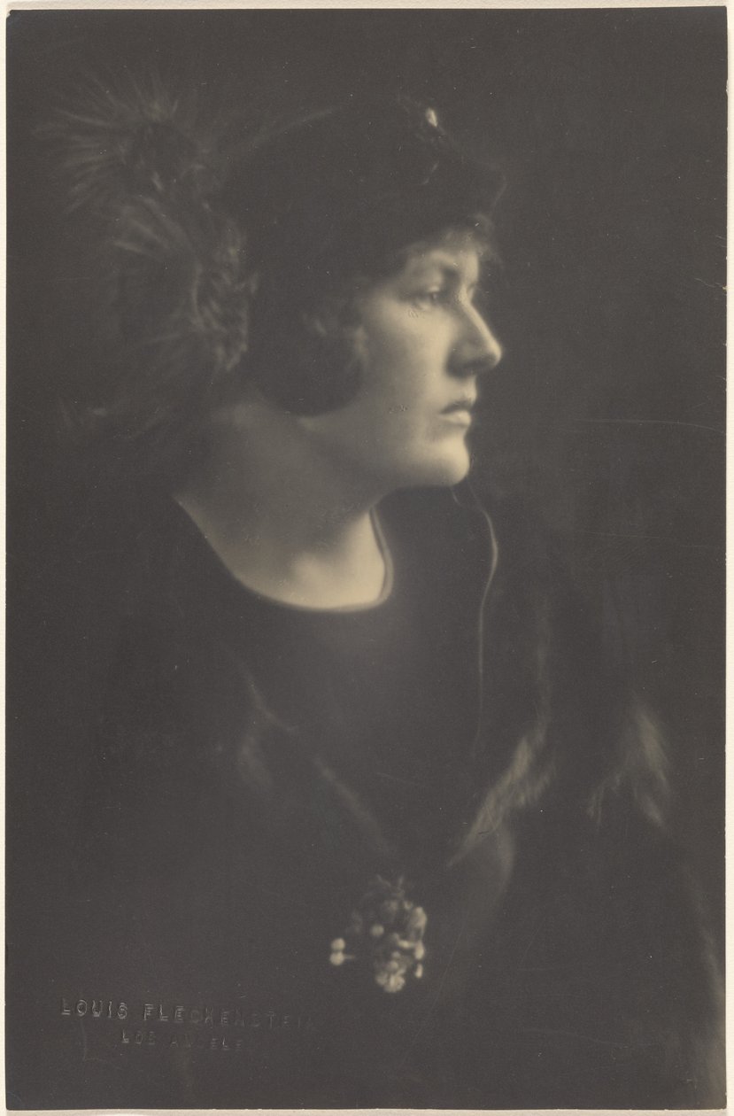 [Portret van een vrouw in een bontmantel]. door Louis Fleckenstein