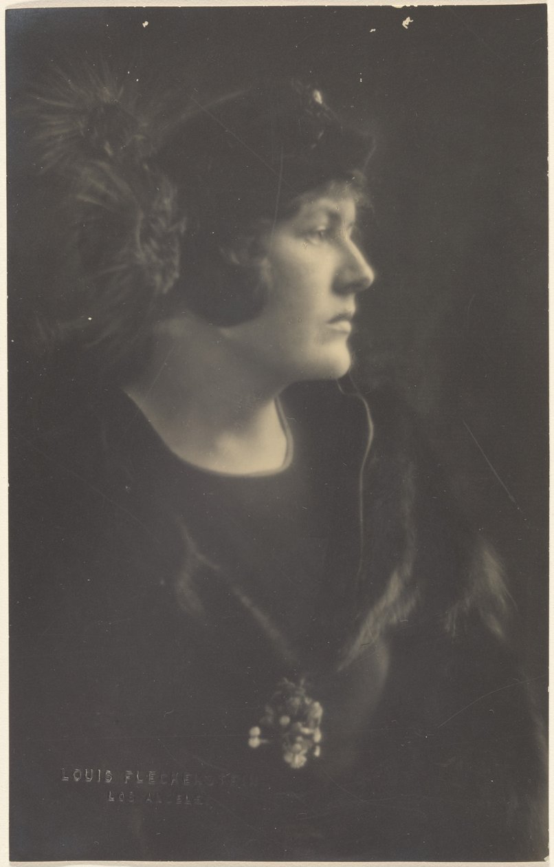 [Portret van een vrouw in een bontmantel]. door Louis Fleckenstein