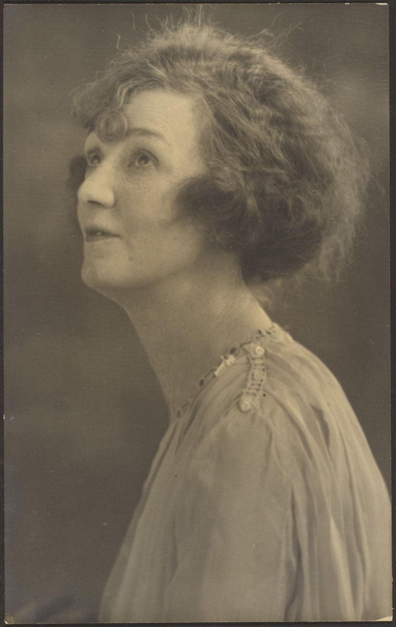 [Portret van een vrouw in bont (niet zichtbaar)] door Louis Fleckenstein